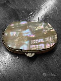 Piccolo portamonete/pillole in madreperla fine 800