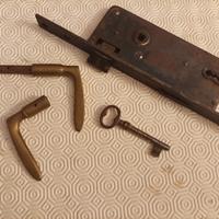 Antico blocchetto con maniglia 