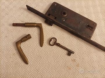 Antico blocchetto con maniglia 