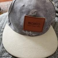 Cappello con visiera piatta