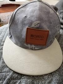 Cappello con visiera piatta