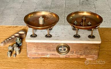 Antica piccola bilancia vintage con pesi