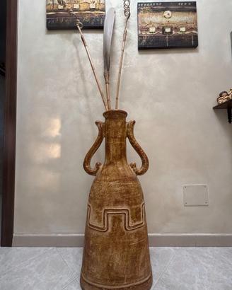 Grande anfora in ceramica con bastoni decorativi