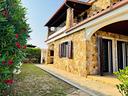 villa-su-due-livelli-con-giardino-circostante