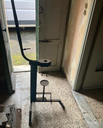 Tappatrice manuale a colonna