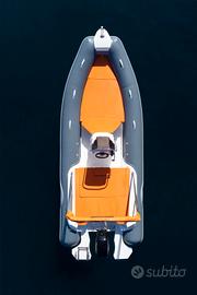 gommone con motore 