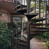 Scala a chiocciola in ferro con gradini in legno