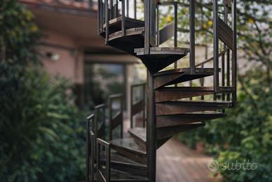 Scala a chiocciola in ferro con gradini in legno