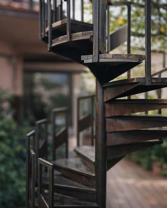 Scala a chiocciola in ferro con gradini in legno