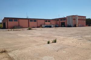 Capannoni con uffici arredato