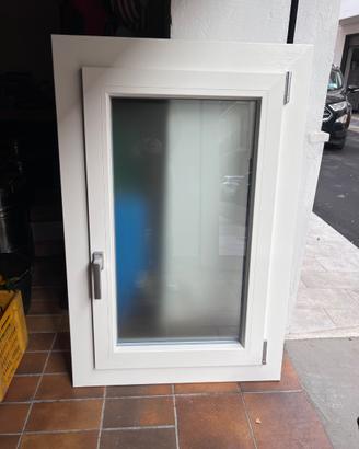 Finestra in PVC ad un anta ribalta