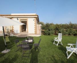 Casa vacanze a Marzamemi prato al mare