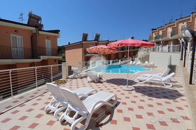 VILLA A SCHIERA A TORTORETO