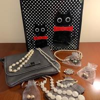 Gioielli di colore bianco e strass