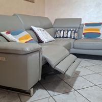 Divano con chaise longue e poggiapiedi estraibile