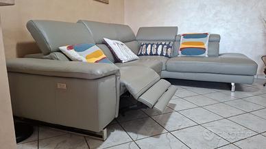 Divano con chaise longue e poggiapiedi estraibile