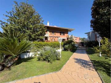 Villa di 250 m² con più di 5 locali e box auto a R
