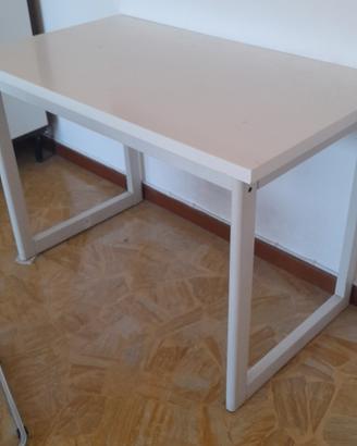 scrivania bianca in legno con speccho