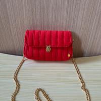 Borsa rossa intrecciata con catena dorata