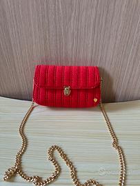Borsa rossa intrecciata con catena dorata