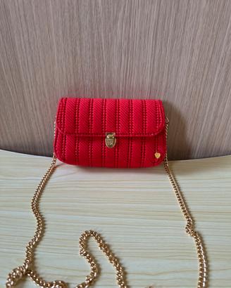 Borsa rossa intrecciata con catena dorata