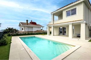 Villa con piscina e vista mare
