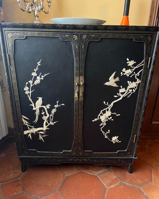 Elegante mobile cinese laccato nero con madreperla