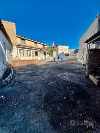 CASA INDIPENDENTE CON AMPIO CORTILE