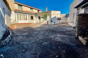 CASA INDIPENDENTE CON AMPIO CORTILE