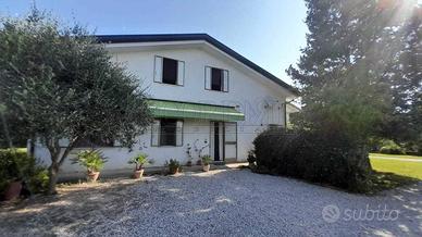 Villa di 337 m² con più di 5 locali e box auto dop