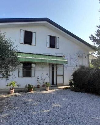 Villa di 337 m² con più di 5 locali e box auto dop