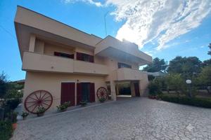 Via Murici ampio appartamento in villa