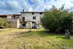 VILLA A SCHIERA CENTRALE A VETRALLA