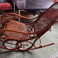 Sedia a dondolo stile Thonet con poggiapiedi