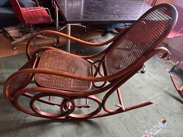 Sedia dondolo d'epoca con poggiapiedi