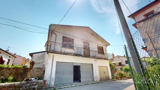 Porzione di casa con giardino al grezzo