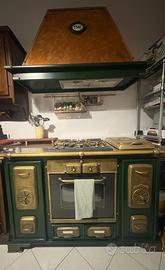 Cucina in massello e pomelli in rame