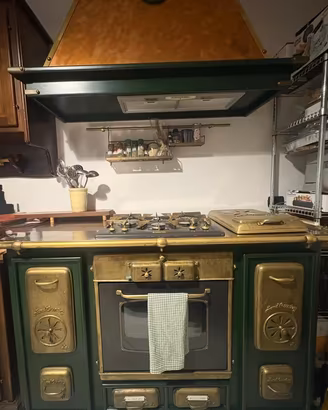 Cucina in massello e pomelli in rame