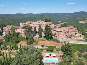 Rustico / Casale di 959 m² con più di 5 locali e b