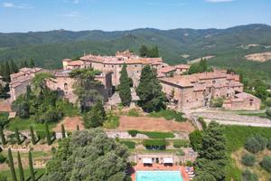 Rustico / Casale di 959 m² con più di 5 locali e b