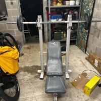 Panca piana con pesi e sbarra trazioni