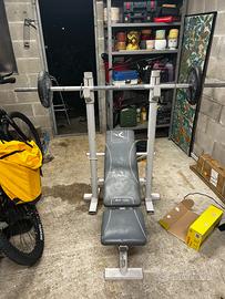 Panca piana con pesi e sbarra trazioni