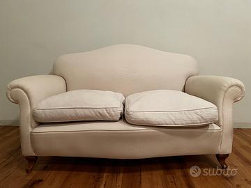 Coppia di divani classici