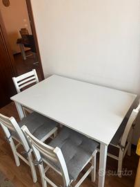 Cucina Mondo Convenienza con tavolo e 4 sedie