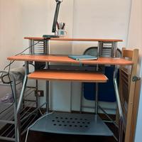 Scrivania per computer fisso