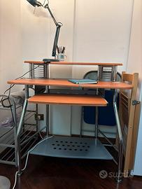 Scrivania per computer fisso