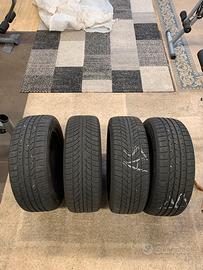 Gomme invernali con cerchi Goodride/Momo 16