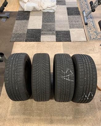 Gomme invernali con cerchi Goodride/Momo 16