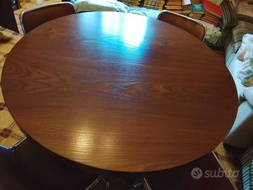 Sedie in cavallino con tavolo rotondo