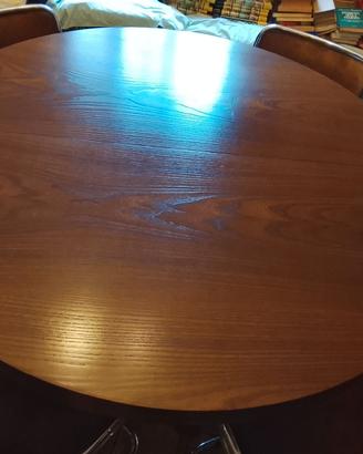 Sedie in cavallino con tavolo rotondo